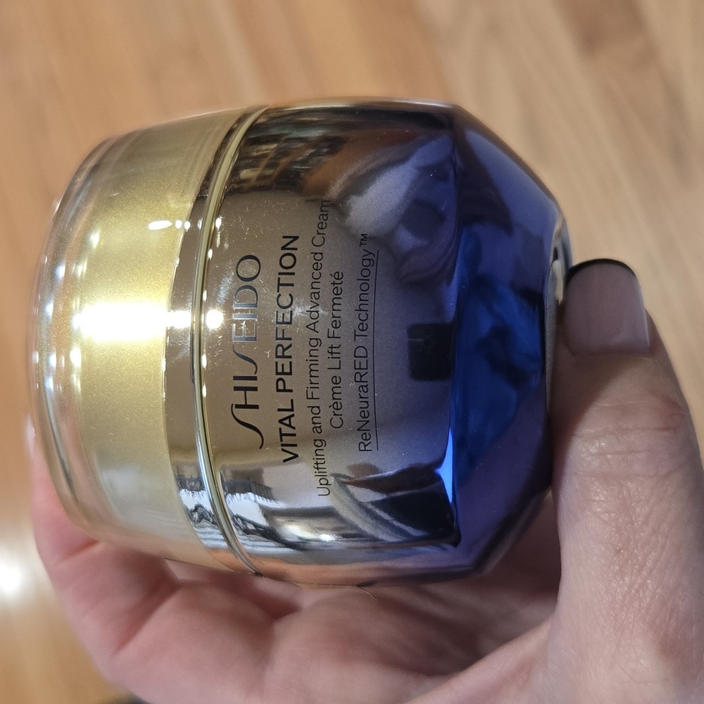 Shiseido Vital Perfection Cream with ReNeuraRED Technology - Picture 3 of 5